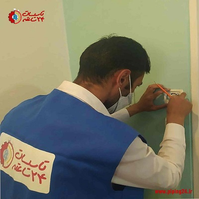 برقکار تاسیسات 24 ساعته در حال نصب کلید برق